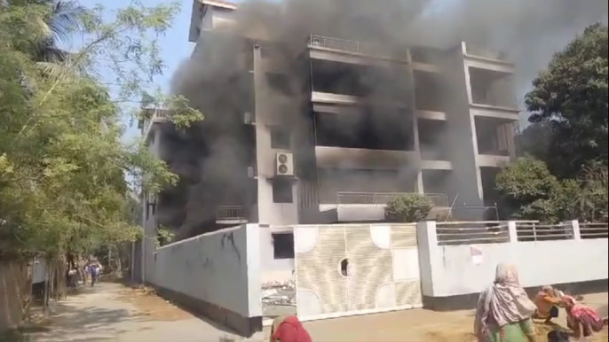 সাবেক পররাষ্ট্র প্রতিমন্ত্রী শাহরিয়ার আলমের বাড়িতে আগুন